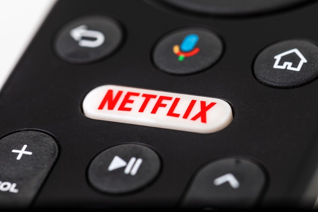 Micrófono en control remoto / Shutterstock