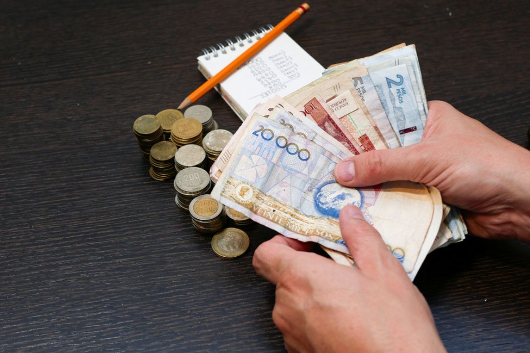 Foto de dinero colombiano, en nota sobre qué es más caro entre Colombia y Perú 