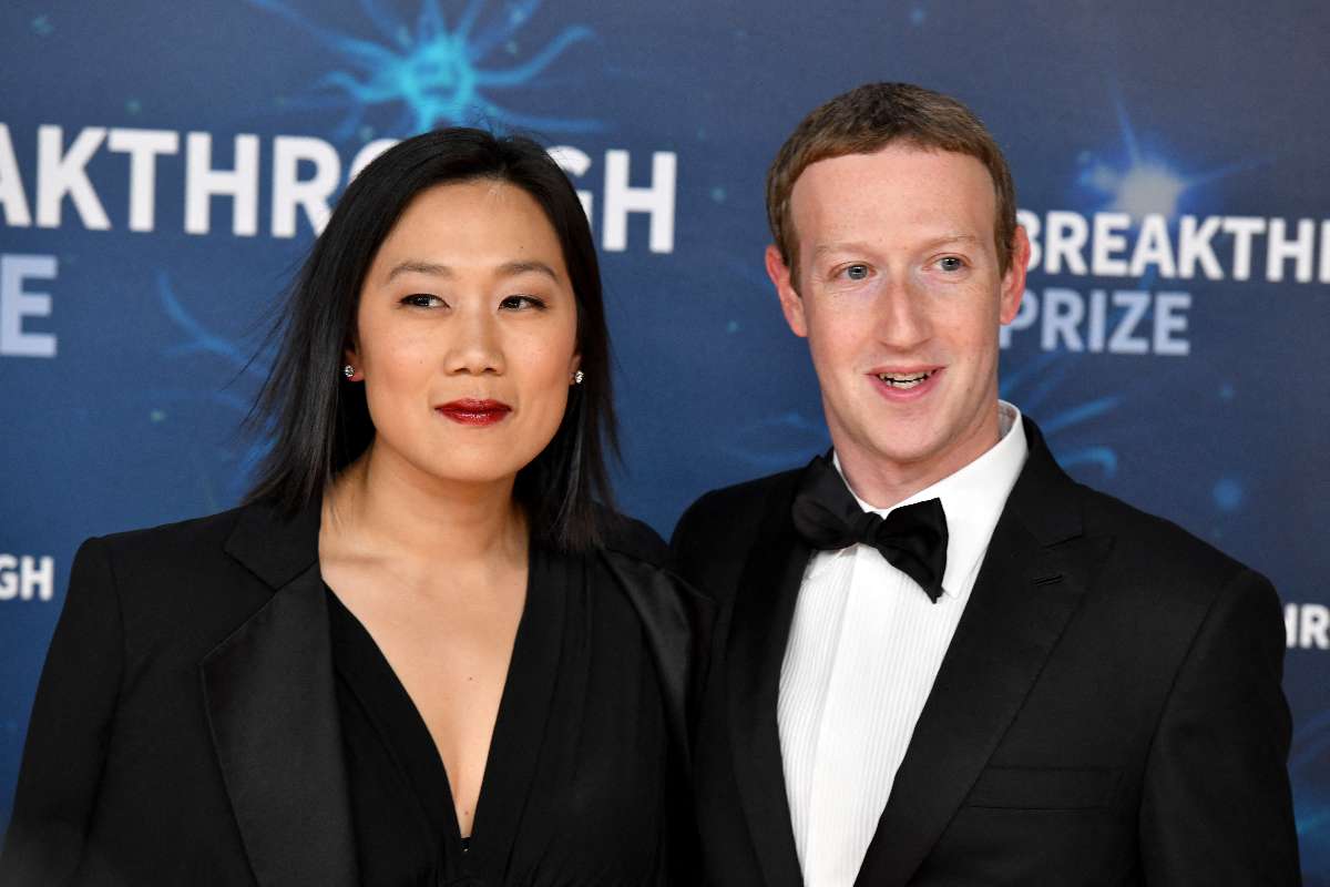 Foto de Mark Zuckerberg y su esposa, en nota de quiénes son las parejas de dueños de Facebook, Amazon, Microsoft y más
