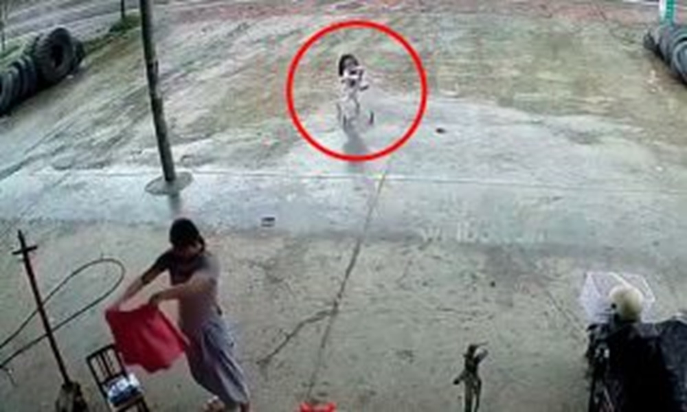 Video: madre se descuidó y su bebé terminó en medio de la calle; no le pasó nada