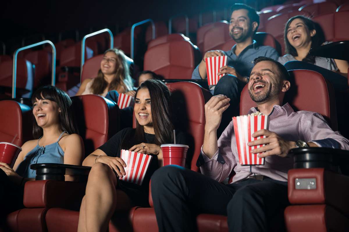 Foto de personas viendo película, en nota de cuánto vale una entrada de cine en Bogotá y en Medellín 