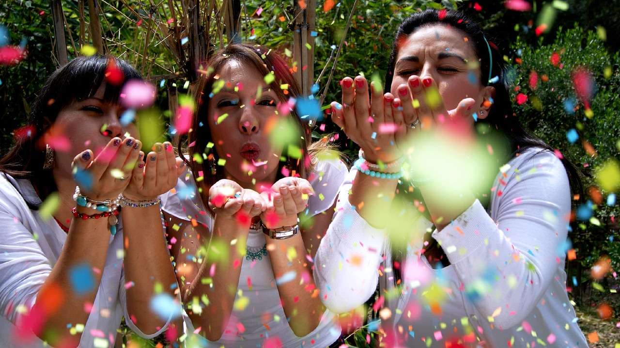 Foto de mujeres celebrando, en nota de por qué se celebran fiestas de San Juan y San Pedro en Colombia, con programación