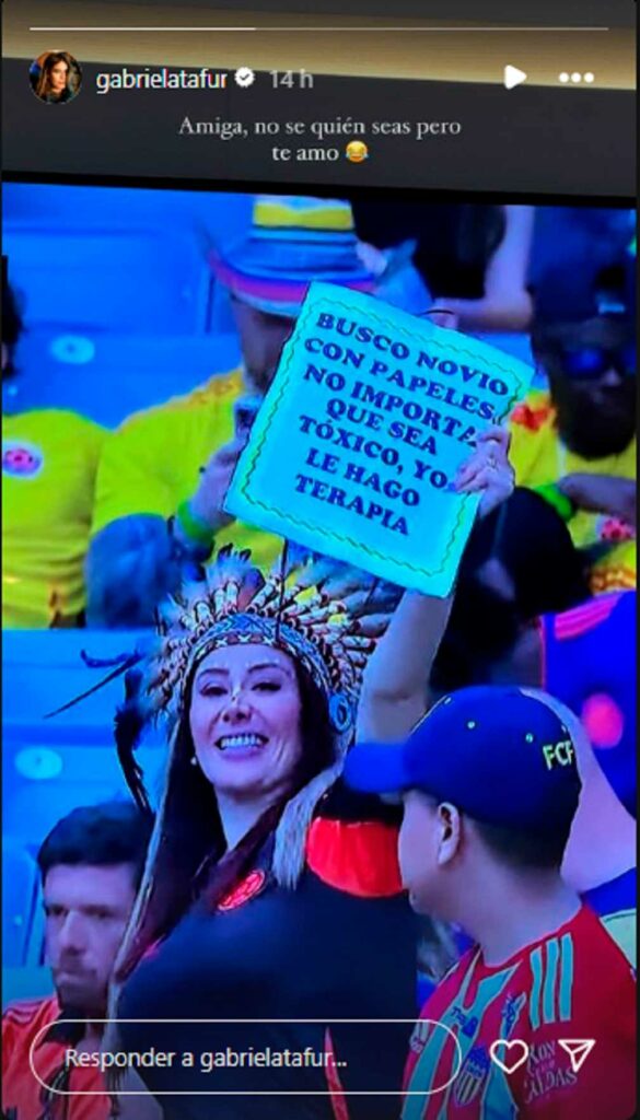 Mensaje de Gabriela Tafur a mujer con cartel de "busco novio con papeles"./ Instagram @gabrielatafur