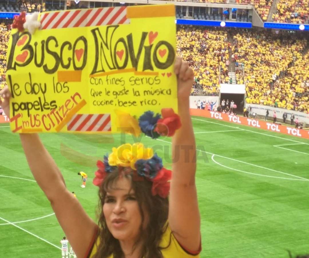 Foto de fanática colombiana, en nota de que mujer en juego de Colombia en Copa América dijo buscar novio y ofreció darle visa