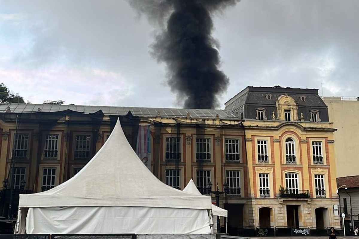 Incendio en Bogotá, cerca de la Plaza de Bolívar: bodega fue consumida por las llamas en el sector de San Victorino y podría afectar a locales aledaños. 