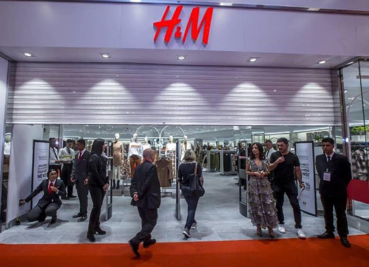 La empresa de ropa H&M tomó desesperada medida para competrile a Zara y Shein: anunció megadescuentos para lo que resta de 2024.