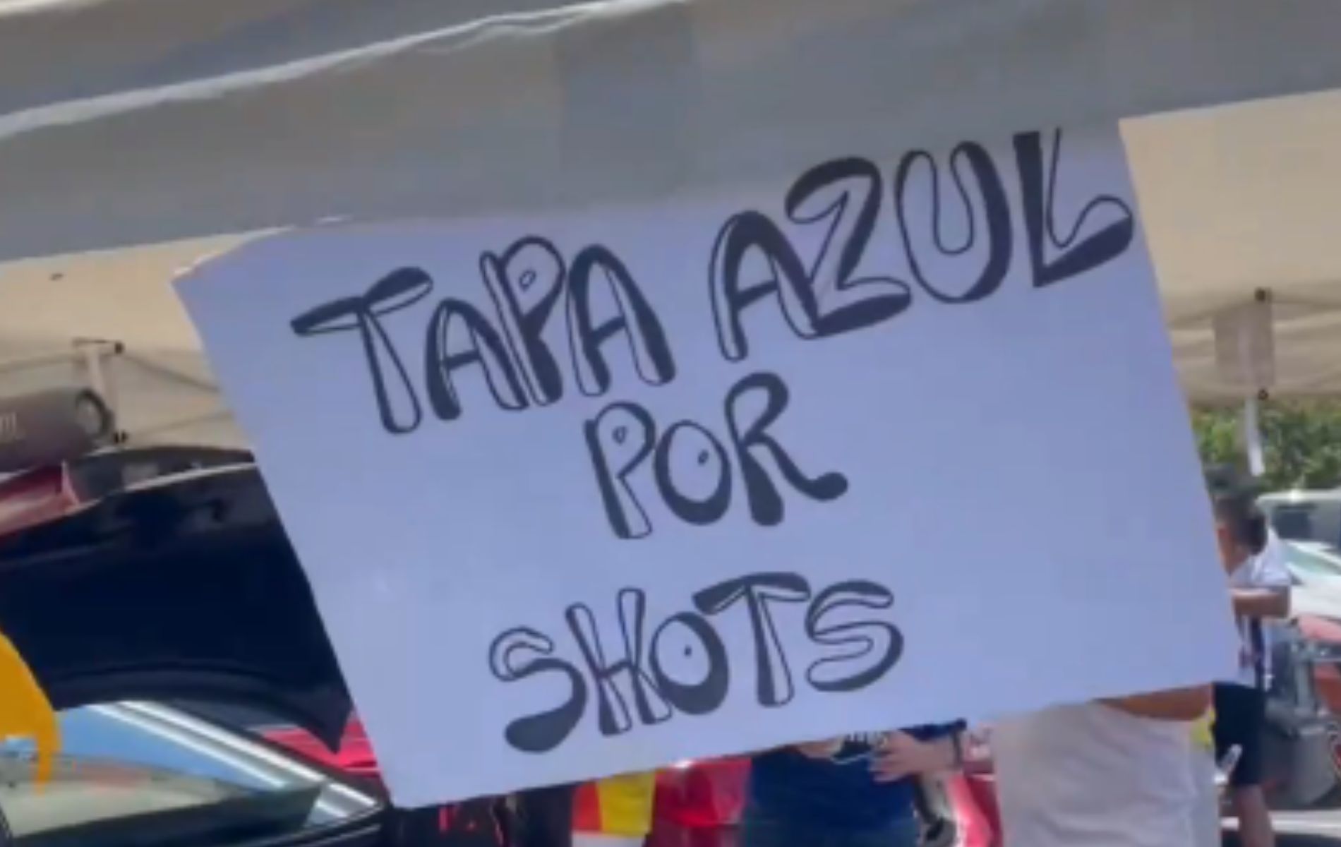 Colombianos hacen negocio en Copa América vendiendo aguardiente.