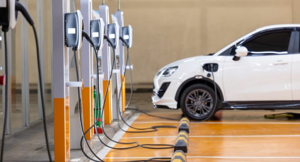 Precio de los carros eléctricos cae / Shutterstock