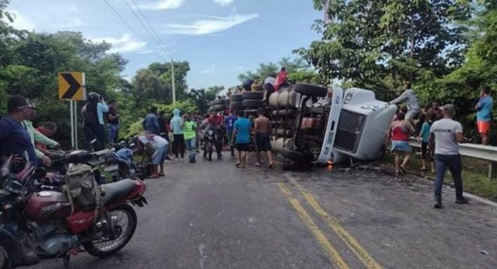Es clave respetar las líneas amarillas para evitar accidentes./ X @radiohoysm
