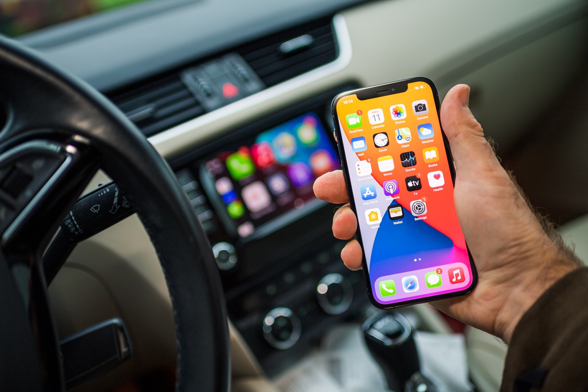 ¿Cómo no marearse en el carro con el celular? 