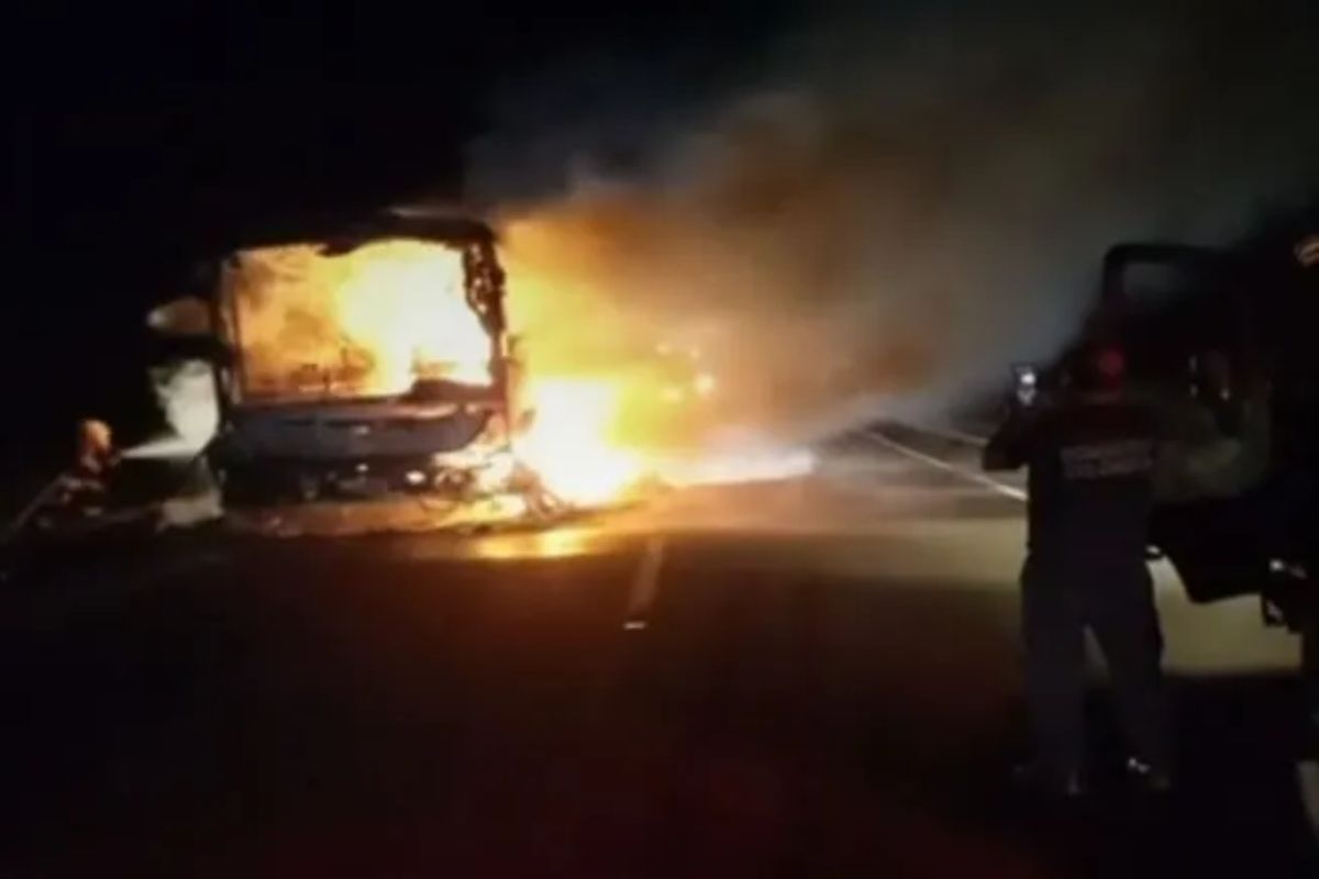Bus que cubría la ruta Santa Marta – La Guajira terminó quemado en plena carretera