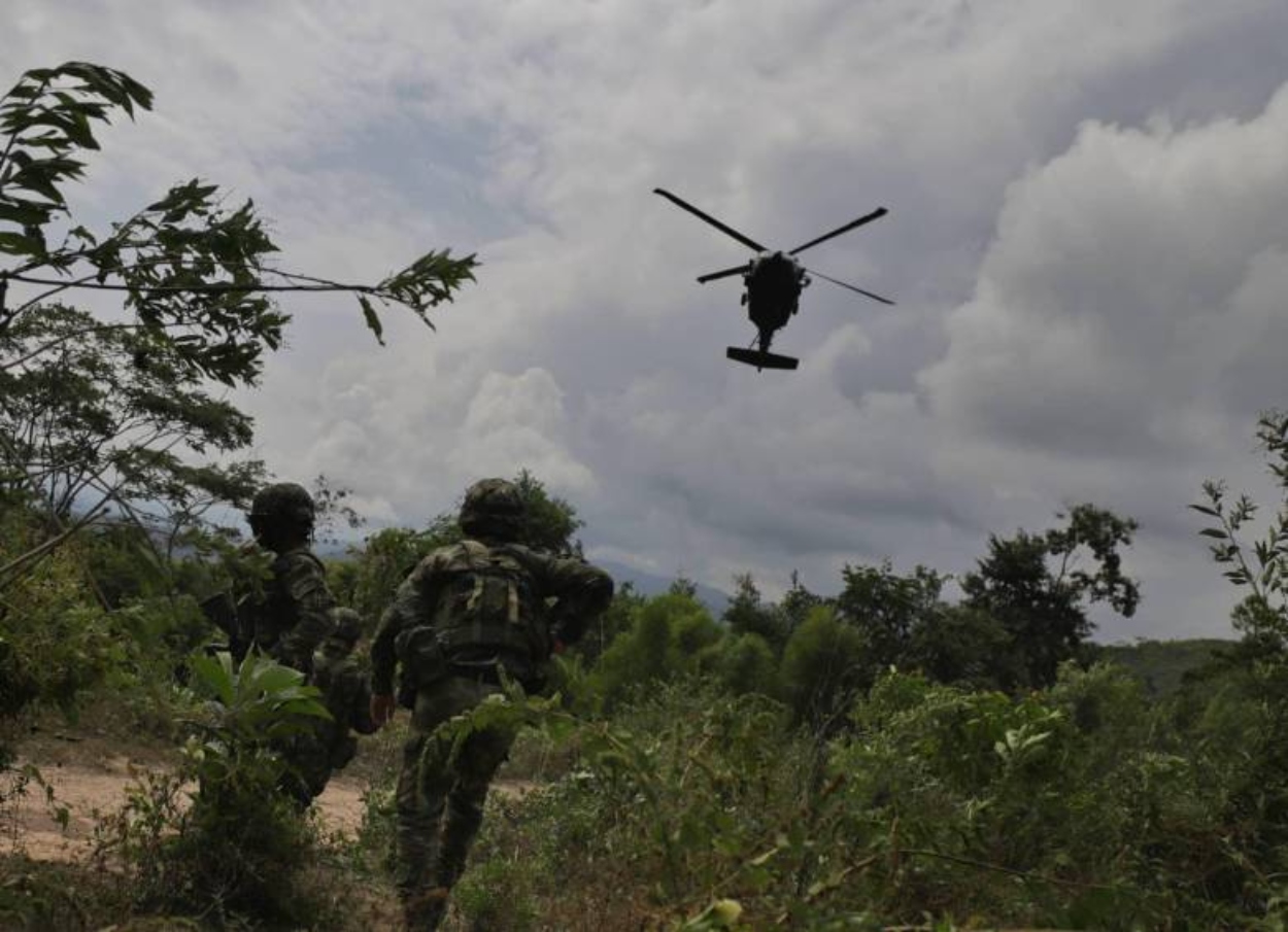 Helicóptero del Ejército fue impactado por disidencias en medio de intensos combates en el suroccidente del país