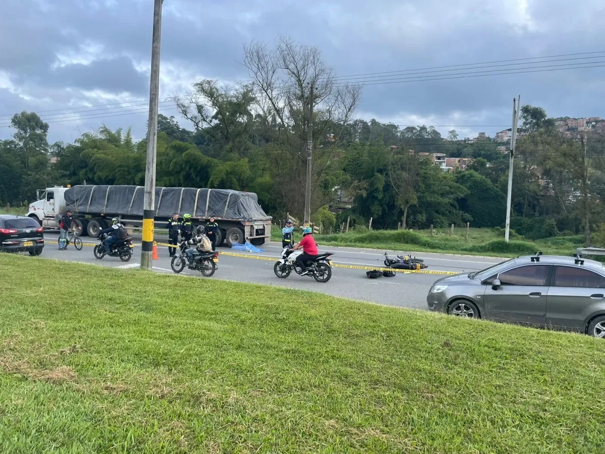 Conductora de moto tuvo horrorosa muerte en Antioquia hoy: estrelló contra un tractocamión y fue arrollada. Le contamos los detalles.