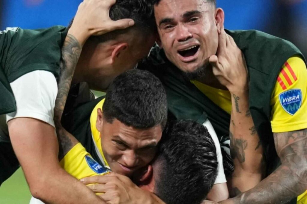 Postal de Luis Díaz llorando con James Rodríguez con Colombia./ AFP