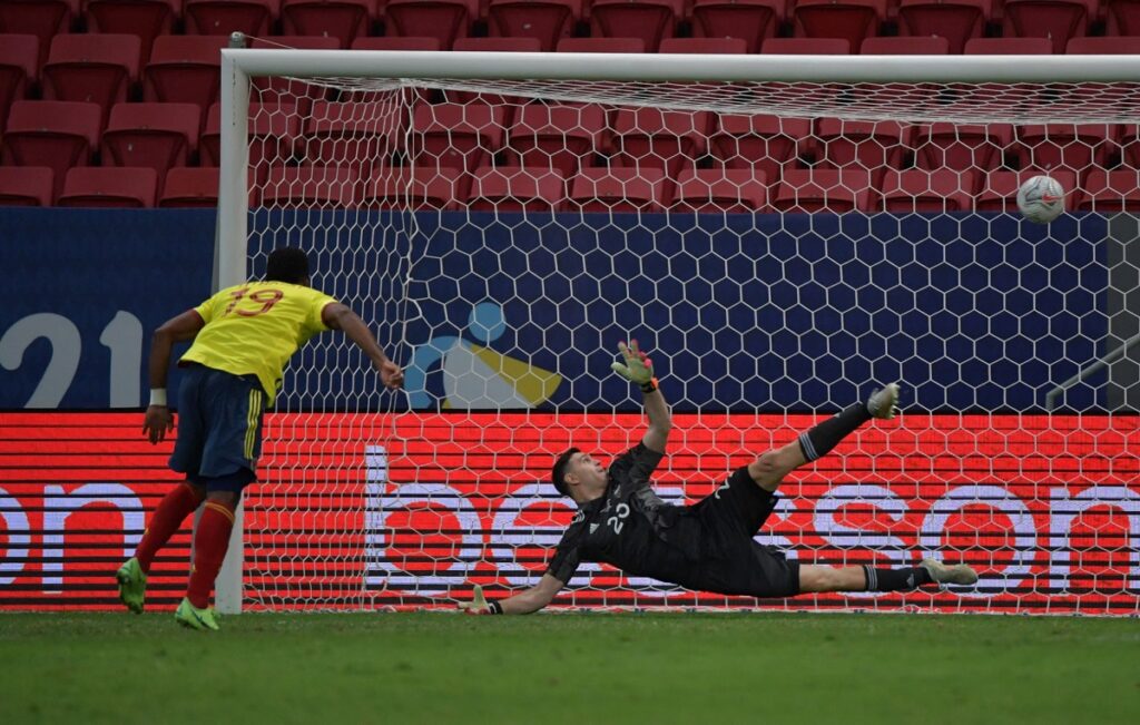Emiliano Martínez, contra Miguel Borja en las semifinales de Copa América 2021 / AFP.