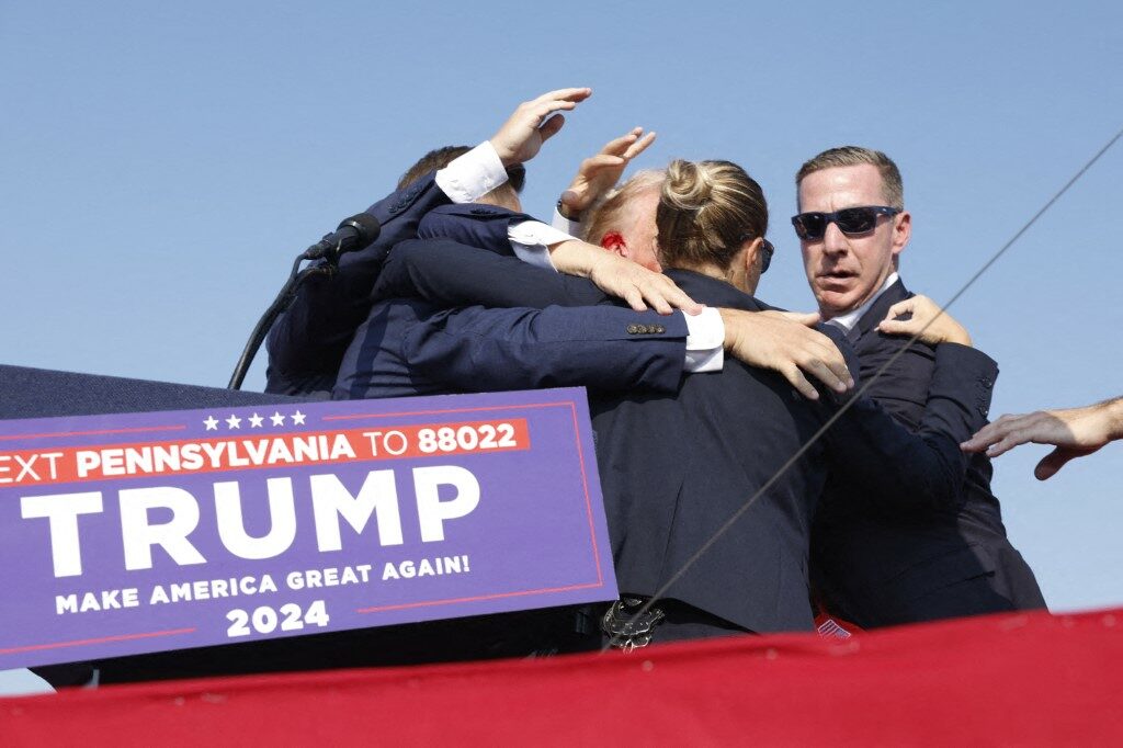 Donald Trump, durante el atentado en acto de campaña / AFP.
