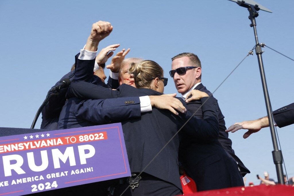 Donald Trump, durante el atentado en acto de campaña / AFP.