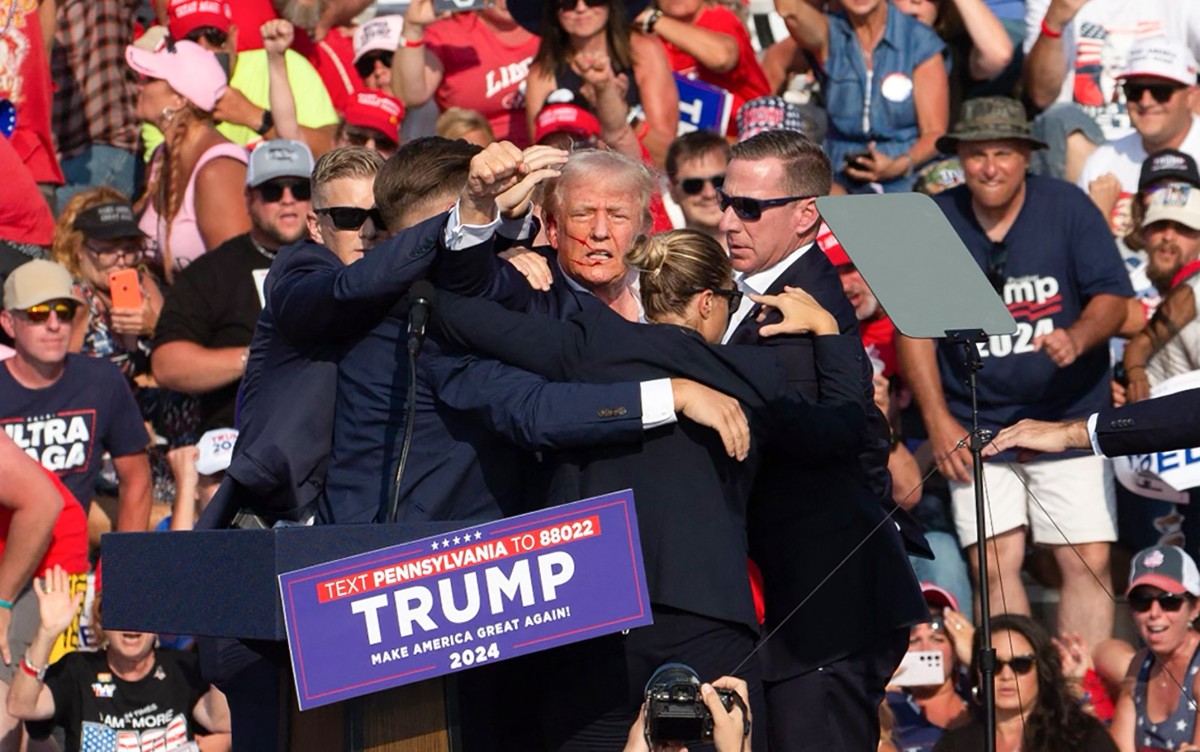 Trump habló sobre el disparo que recibió en tiroteo. The former US president was seen with blood on his right ear as he was surrounded by security agents, who hustled him off the stage as he pumped his first to the crowd.
Trump was bundled into an SUV and driven away. (Photo by Rebecca DROKE / AFP)