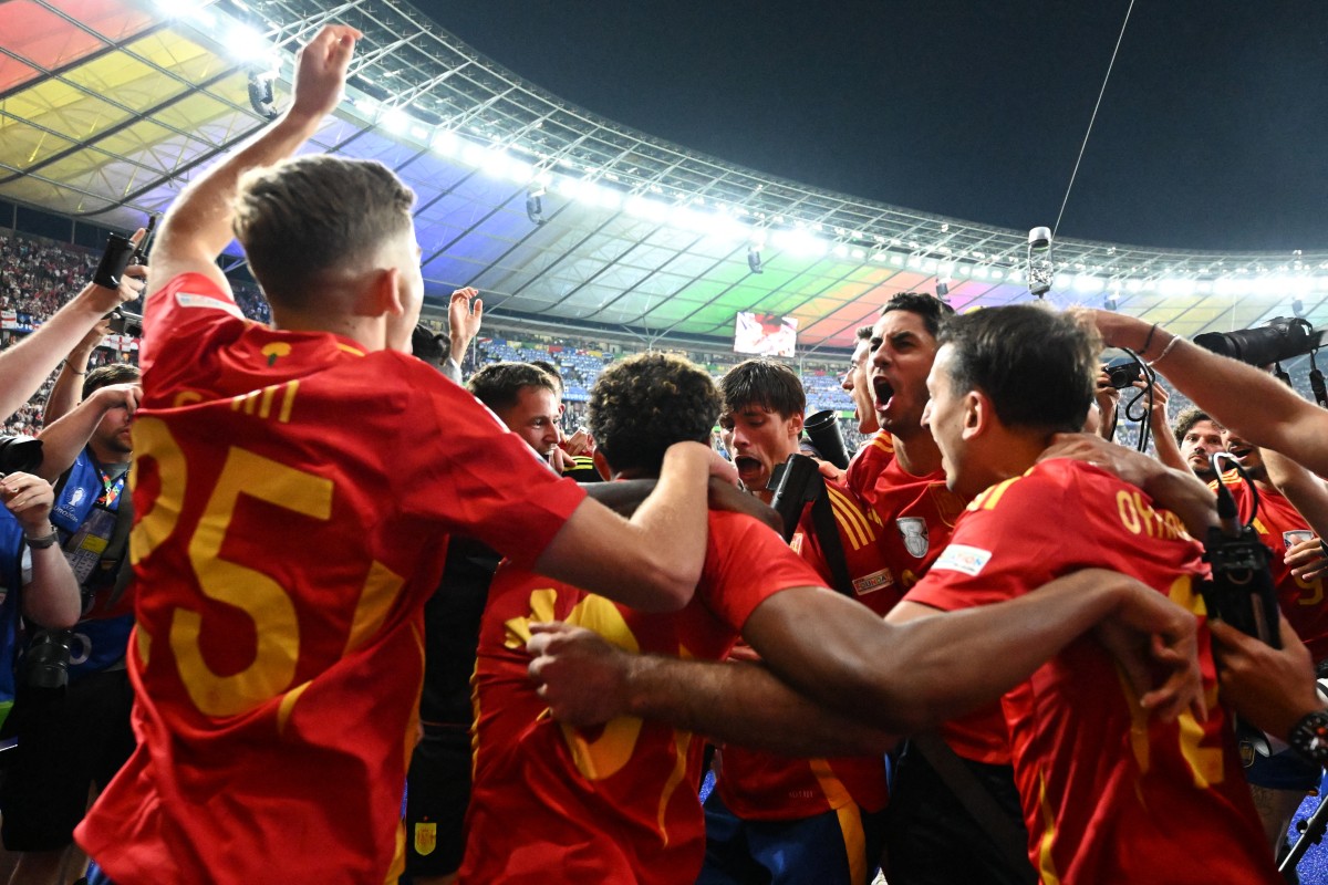 España celebrando que le ganó la Eurocopa 2-1 a Inglaterra