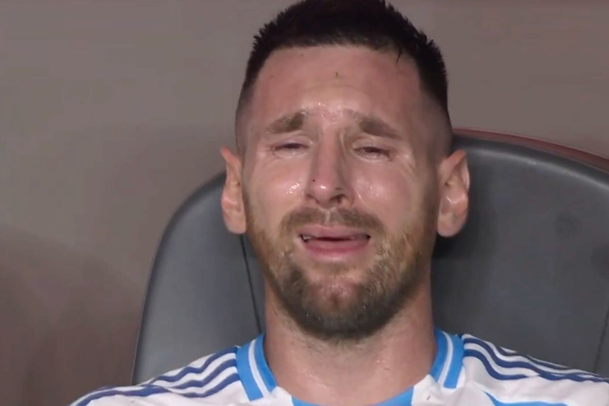 Lionel Messi llorando por una lesión por la que tuvo salir del Colombia vs. Argentina.