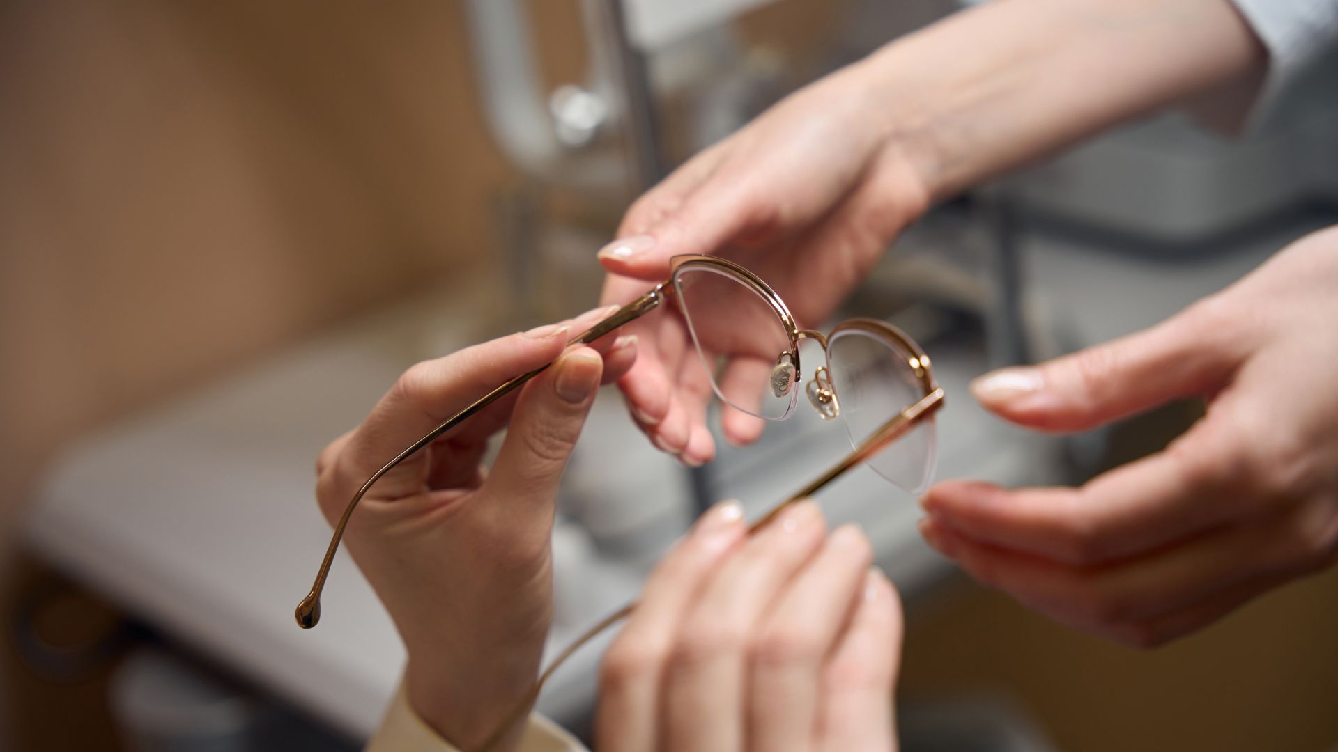 Trabajadores con gafas en Colombia pueden recibir auxilio económico de empresa