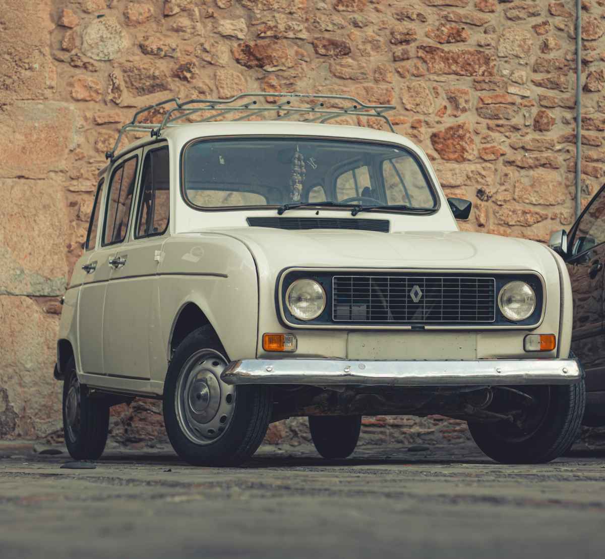 Foto de carro, en nota de cuánto costaba el primer Renault 4 en Colombia 