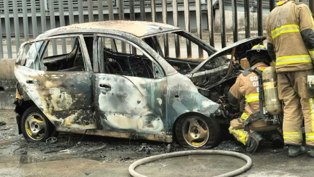 Carro en incendio cerca a estación Policarpa./ Cortesía para Pulzo