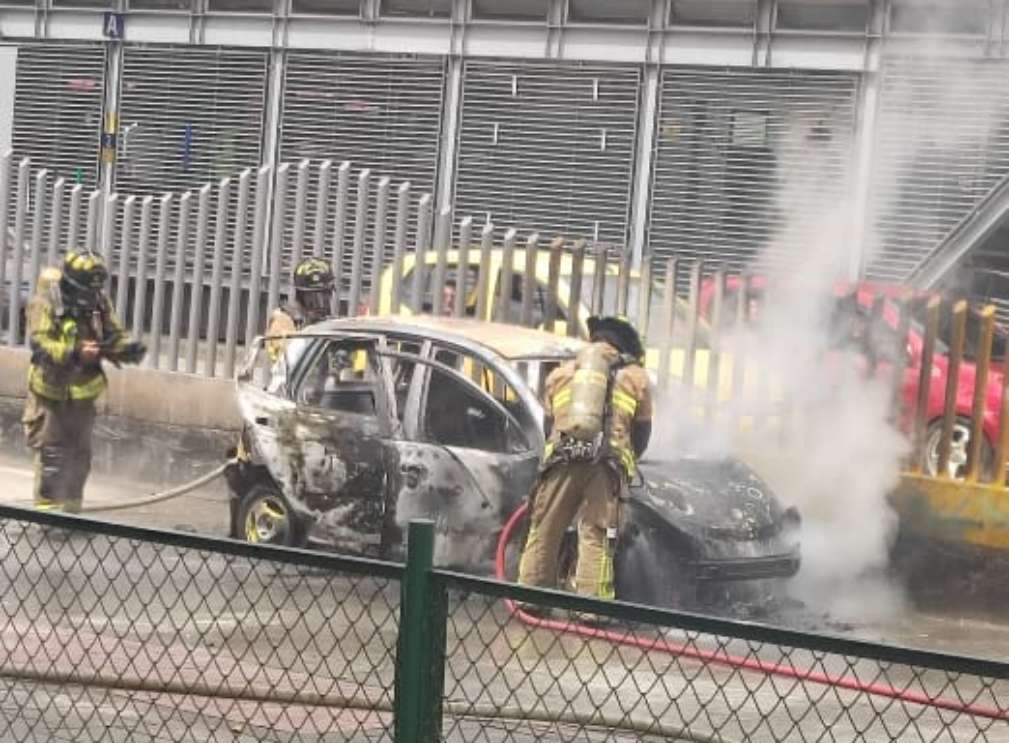 Bomberos en incendio de carro cerca de Transmilenio. / Cortesía para Pulzo