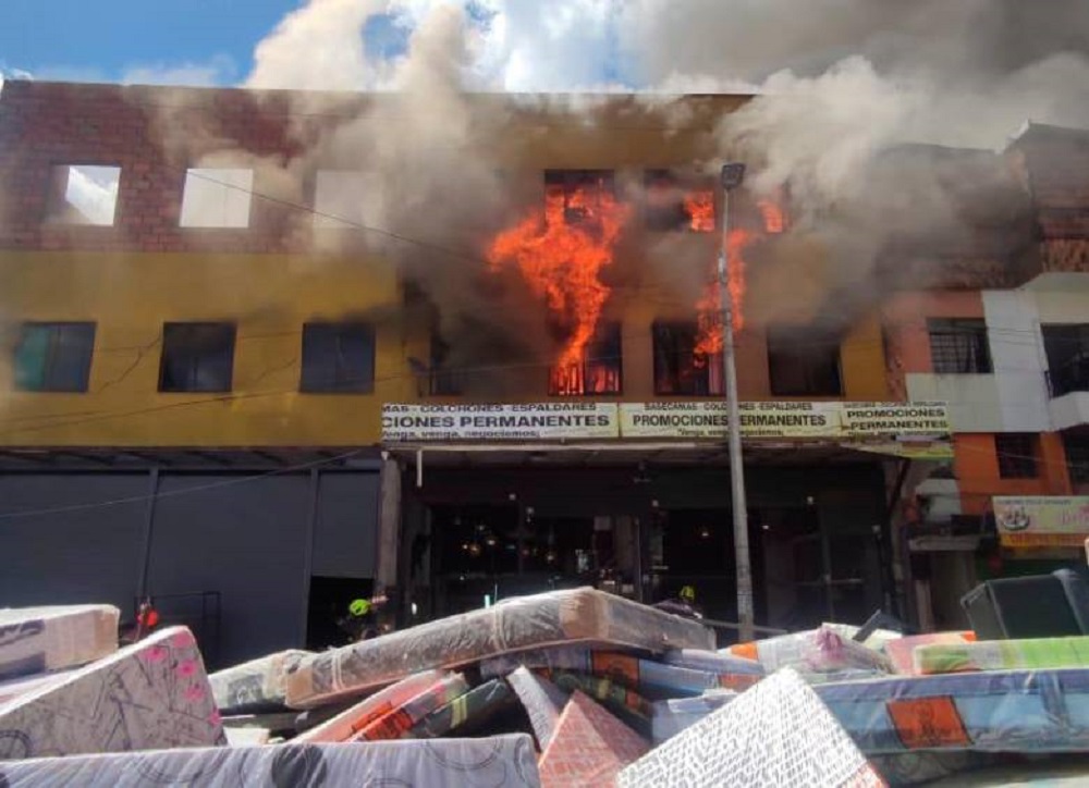 Bomberos combaten voraz incendio en edificio de tres pisos en el centro de Medellín