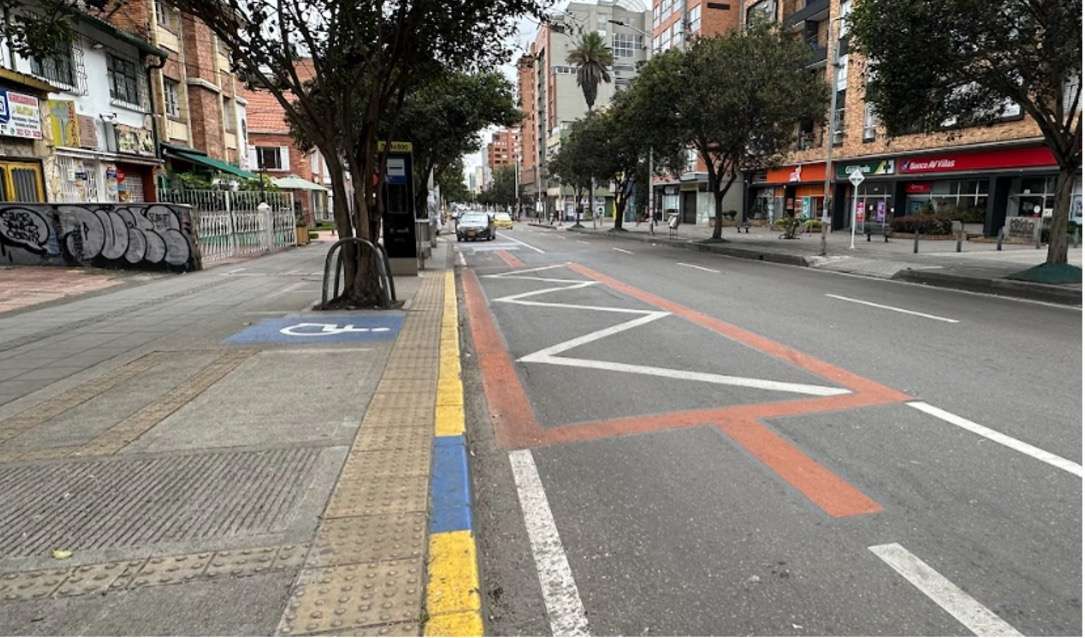 Foto de carril preferencial, en nota de qué significa la nueva señal naranja en calles de Bogotá y en qué sitios están
