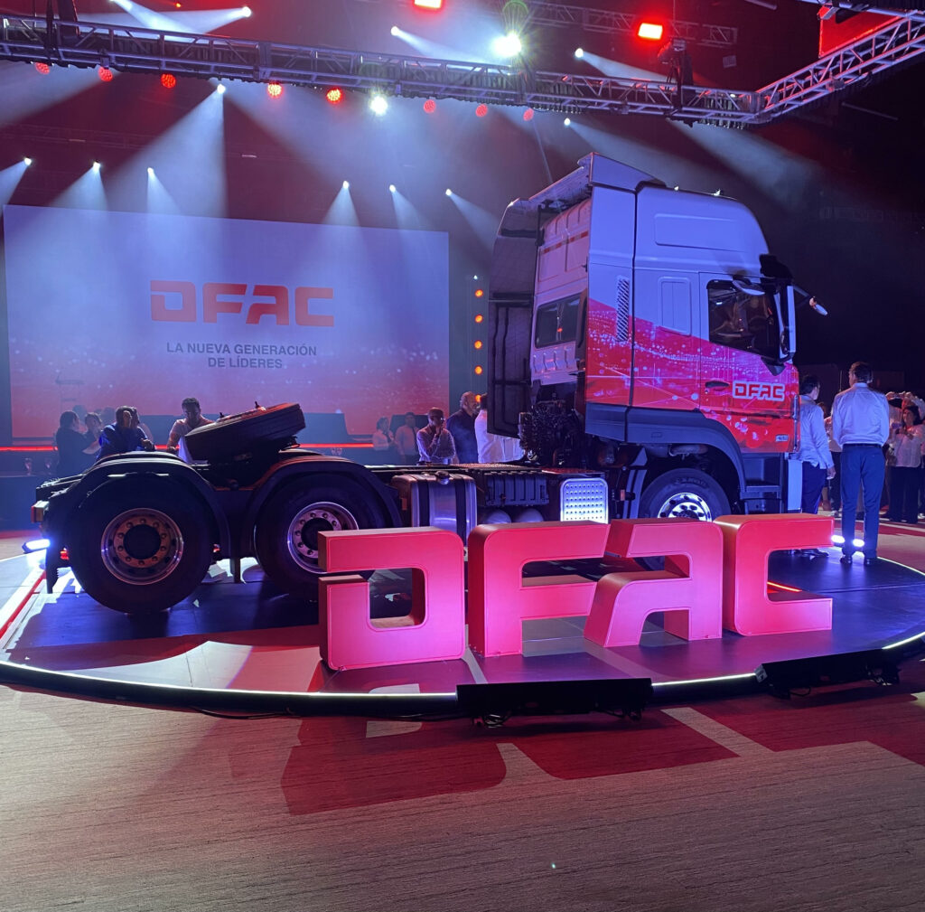 Tractocamión de DFAC / PULZO