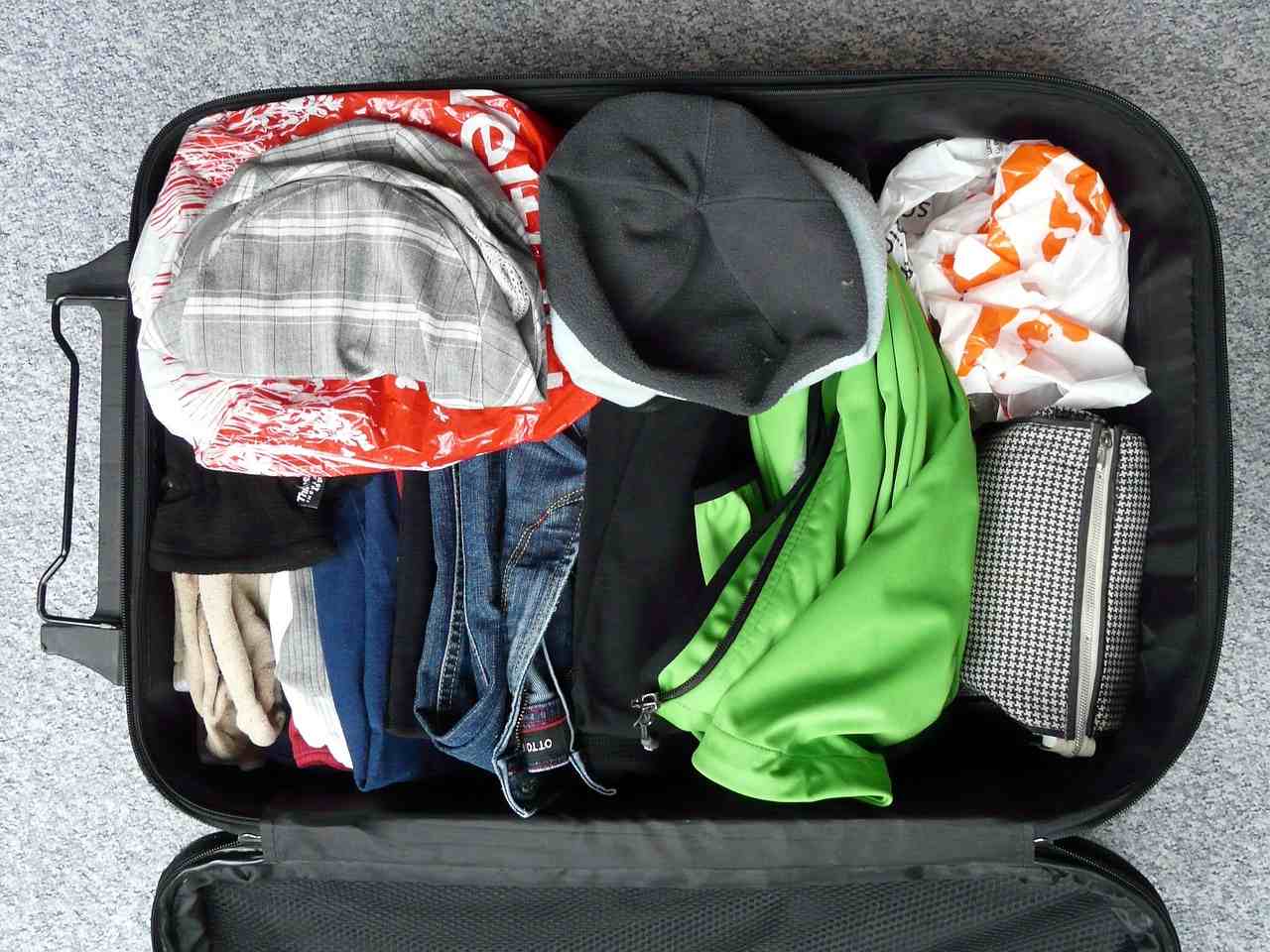 Foto de maleta de viaje, en nota de por qué no se debe guardar ropa en cajones de hoteles según recomendó un experto