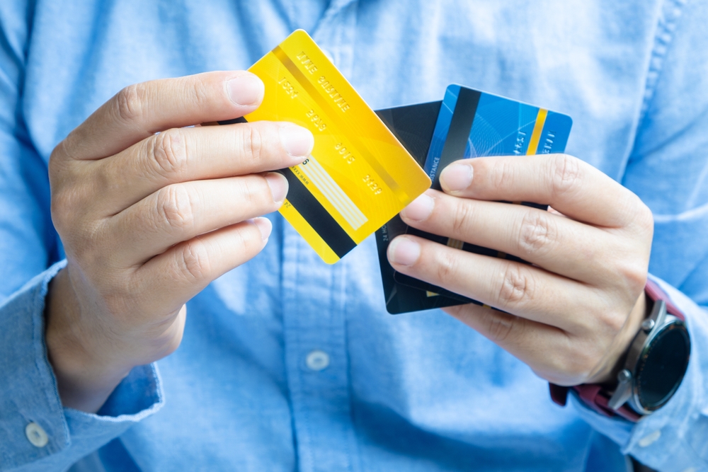 Cuál alternativa es mejor: tarjeta debito o de crédito