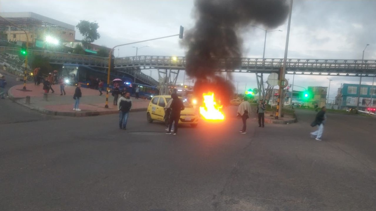 Paro de taxistas en Bogotá con daños al SITP y más