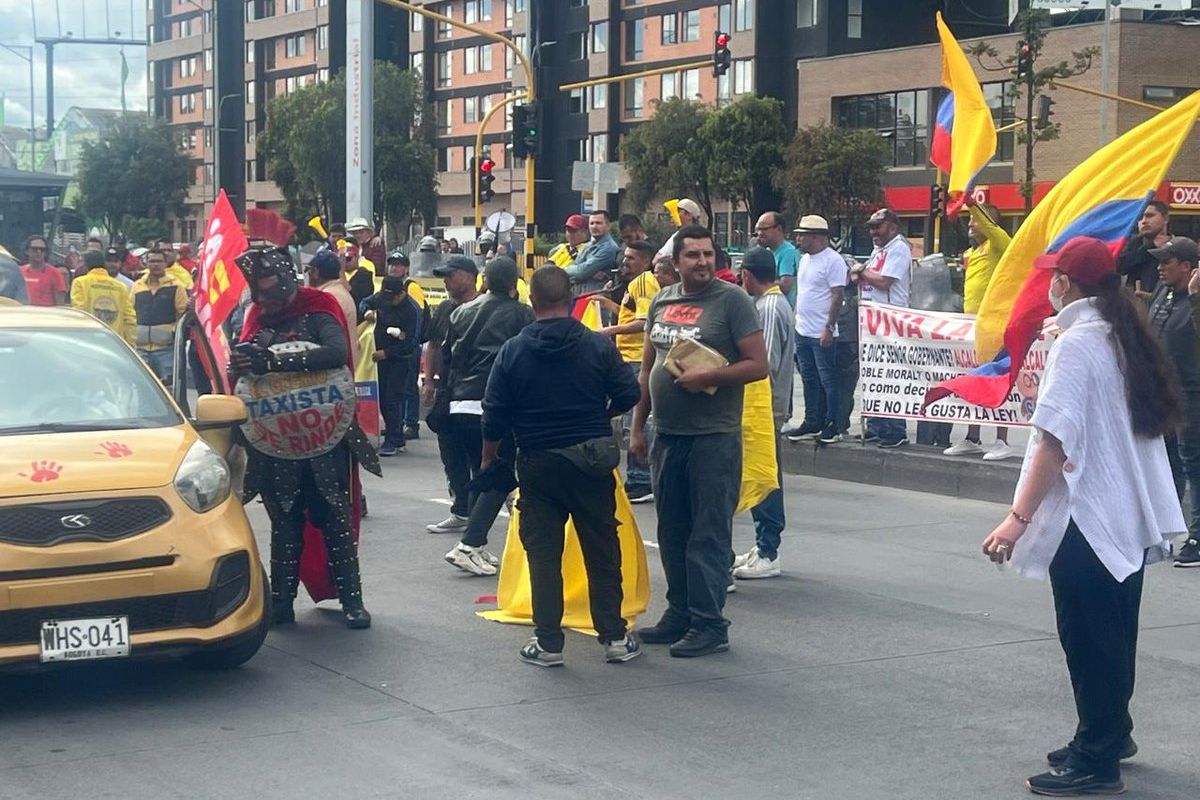 Paro de taxistas en Bogotá hoy: conductores bloquean la calle 13 con carrera 37