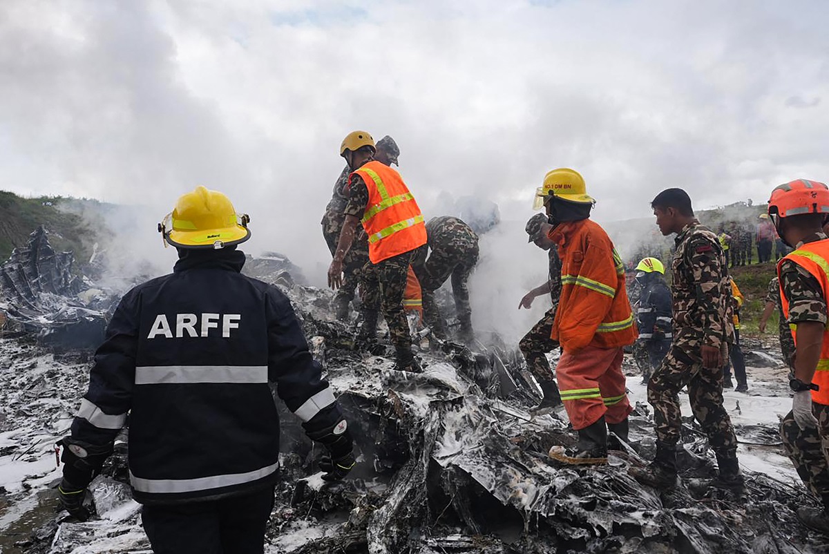 Accidente aéreo dejó 18 muertos y el piloto gravemente herido, en Nepal