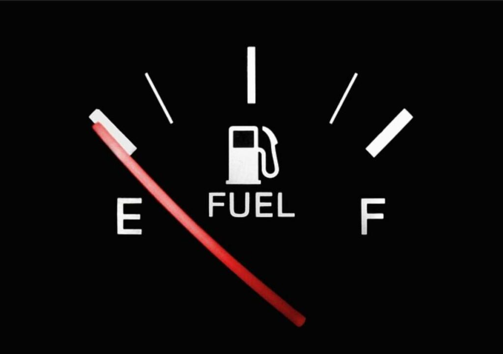 Medidor de gasolina de carro y el lado en el que cuelga la manguera./ Pixabay
