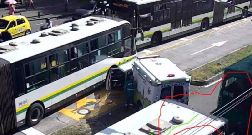 Accidente en Medellín entre Metroplús y ambulancia dejó un herido