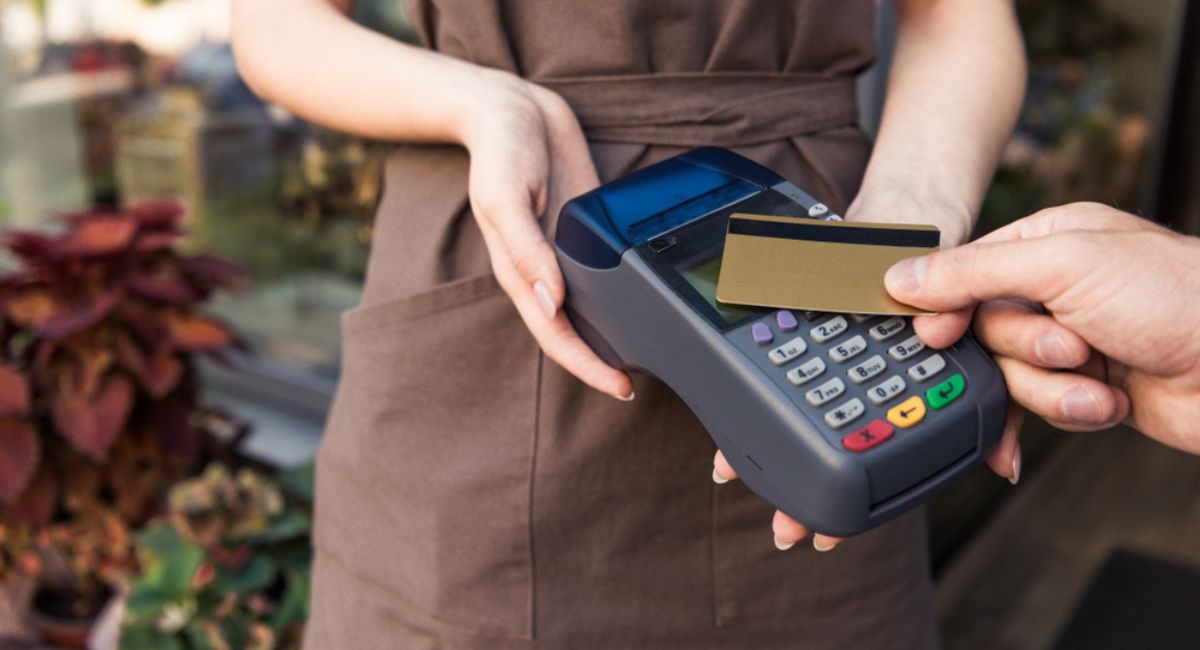 Bancolombia, Davivienda y Rappicard ofrecen tarjetas de crédito a clientes en Colombia que no cobran cuota de manejo y algunas incluyen ‘cashback’.