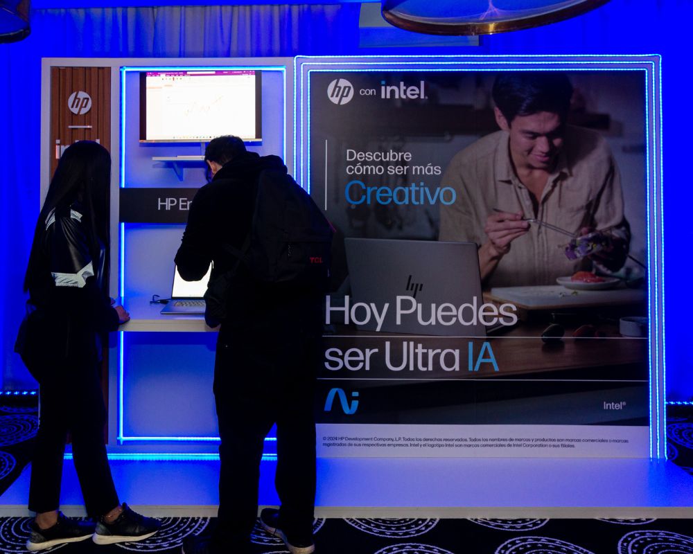 Foto: Evento de lanzamiento de HP Colombia de sus nuevos equipos con IA.