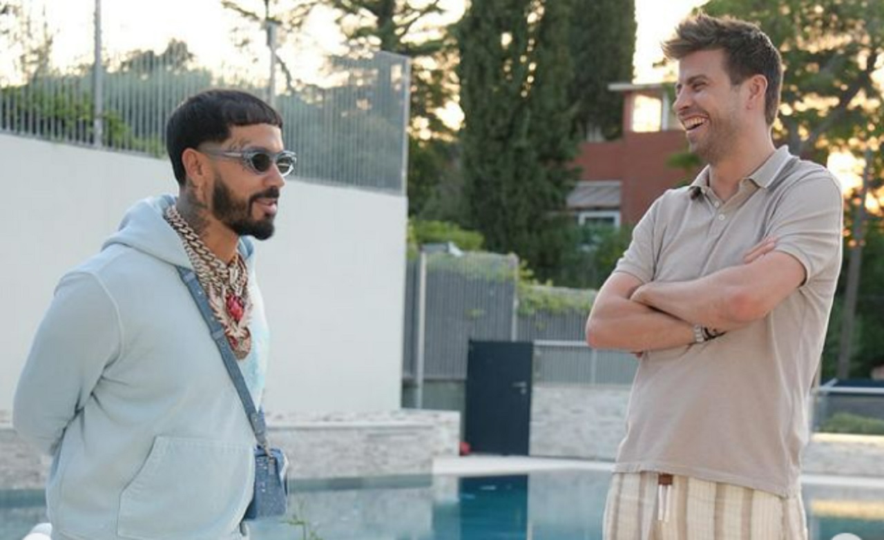 Anuel AA encendió las redes sociales con foto sonriente junto a Gerard Piqué: qué le dijeron