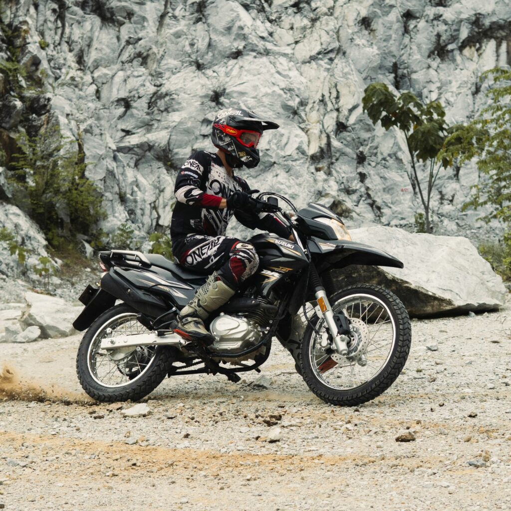 Foto: La Suzuki DR 150 FI ABS en terreno no pavimentado.