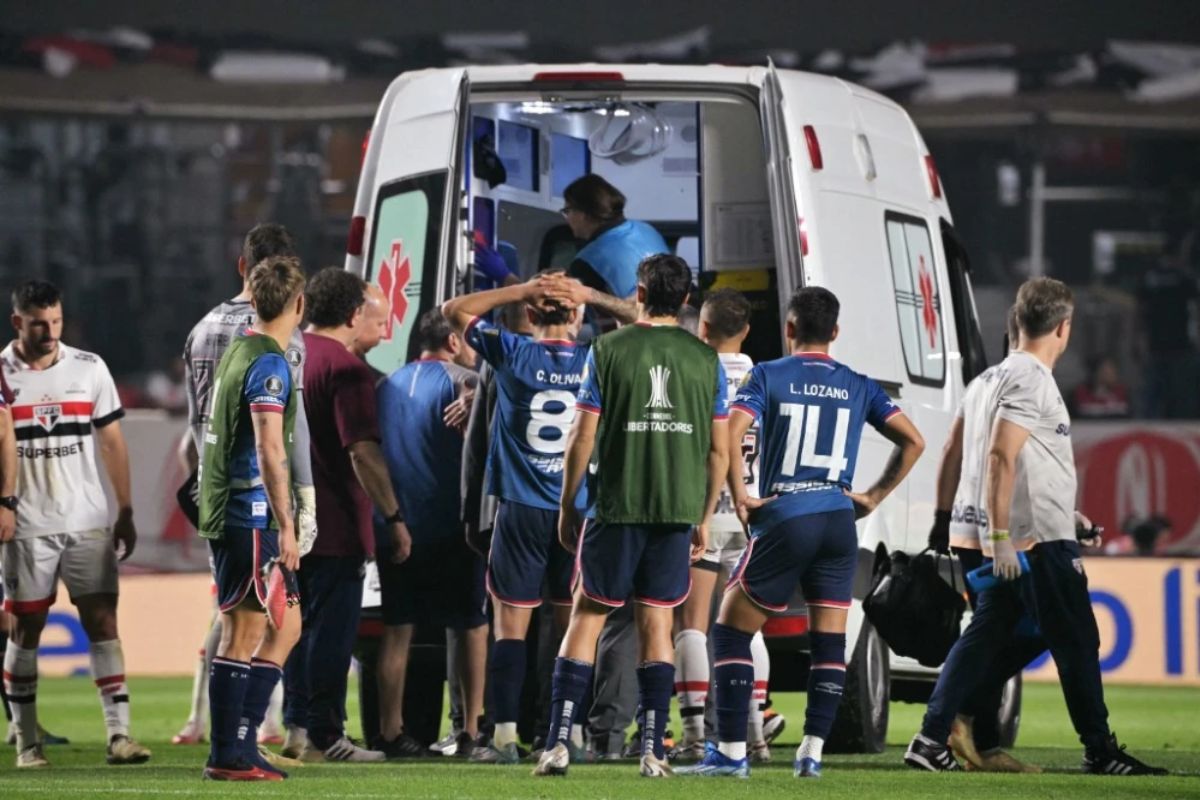 Juan Manuel Zapata, jugador que se desvaneció en partido Sao Paulo vs. Nacional por Libertadores, está intubado y en situación crítica.