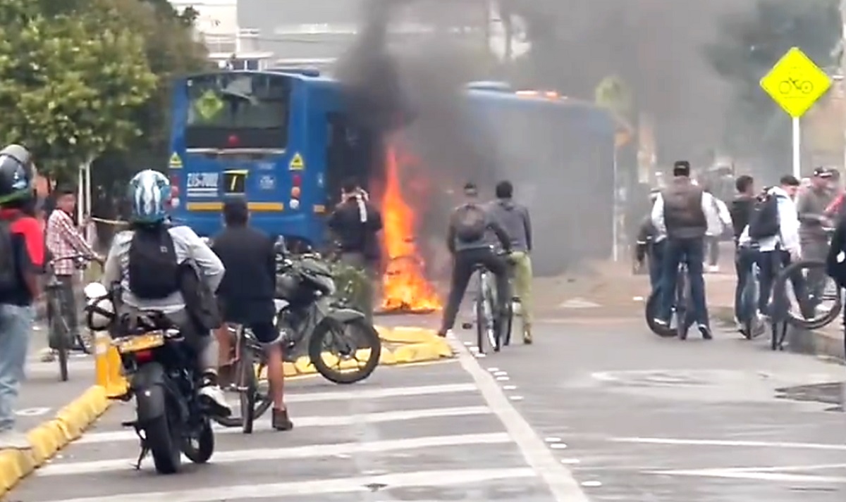 Queman bus del SITP en Bosa, Bogotá, cerca a sede de la Universidad Distrital