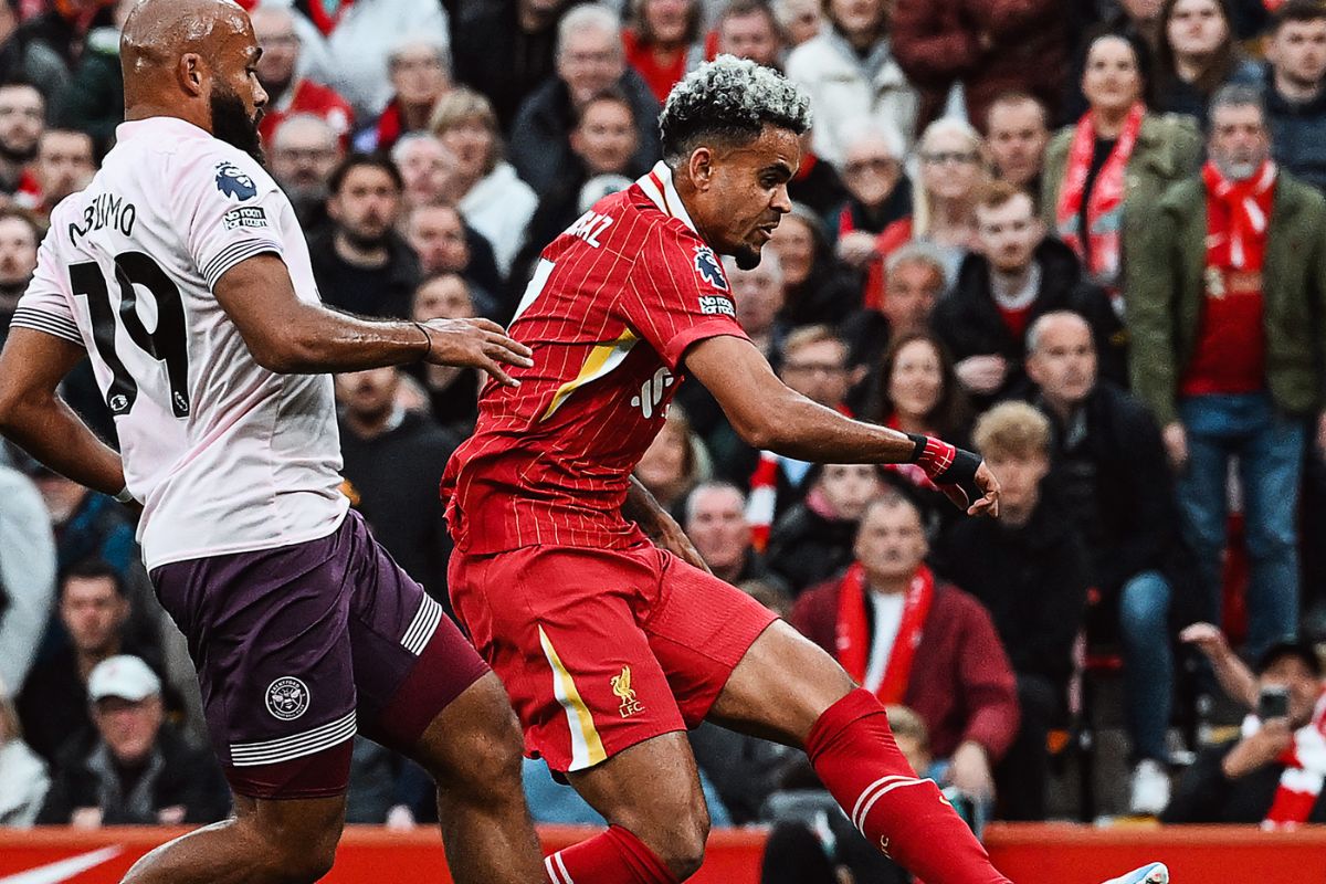 Luis Díaz celebrando el gol con el Liverpool contra Bentford en su partido número 100 con el equipo.