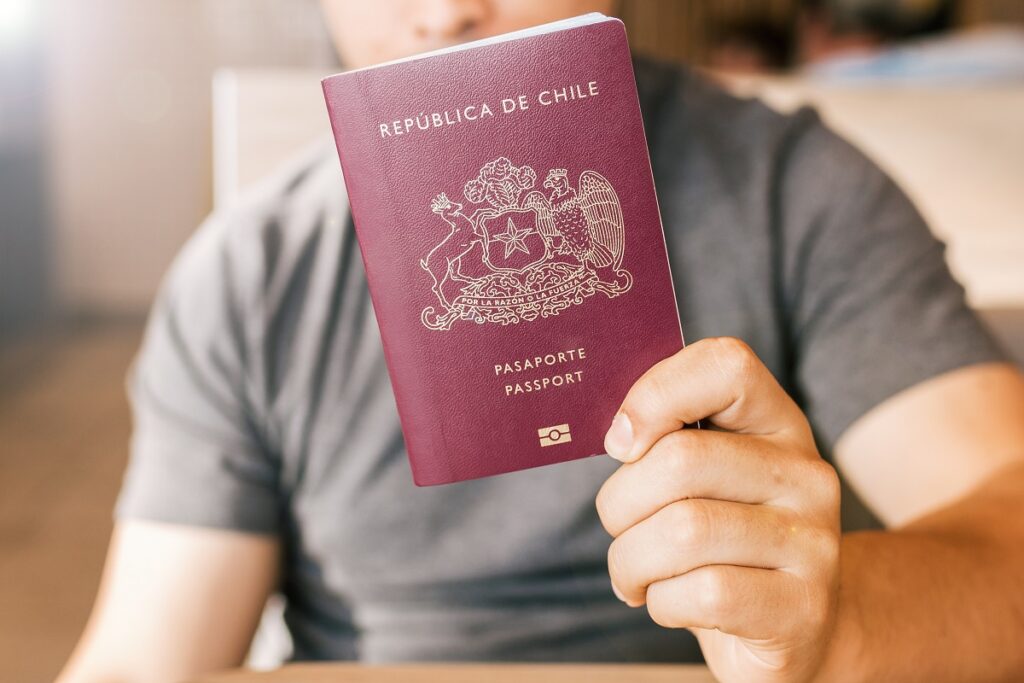 Pasaporte de Chile / Shutterstock