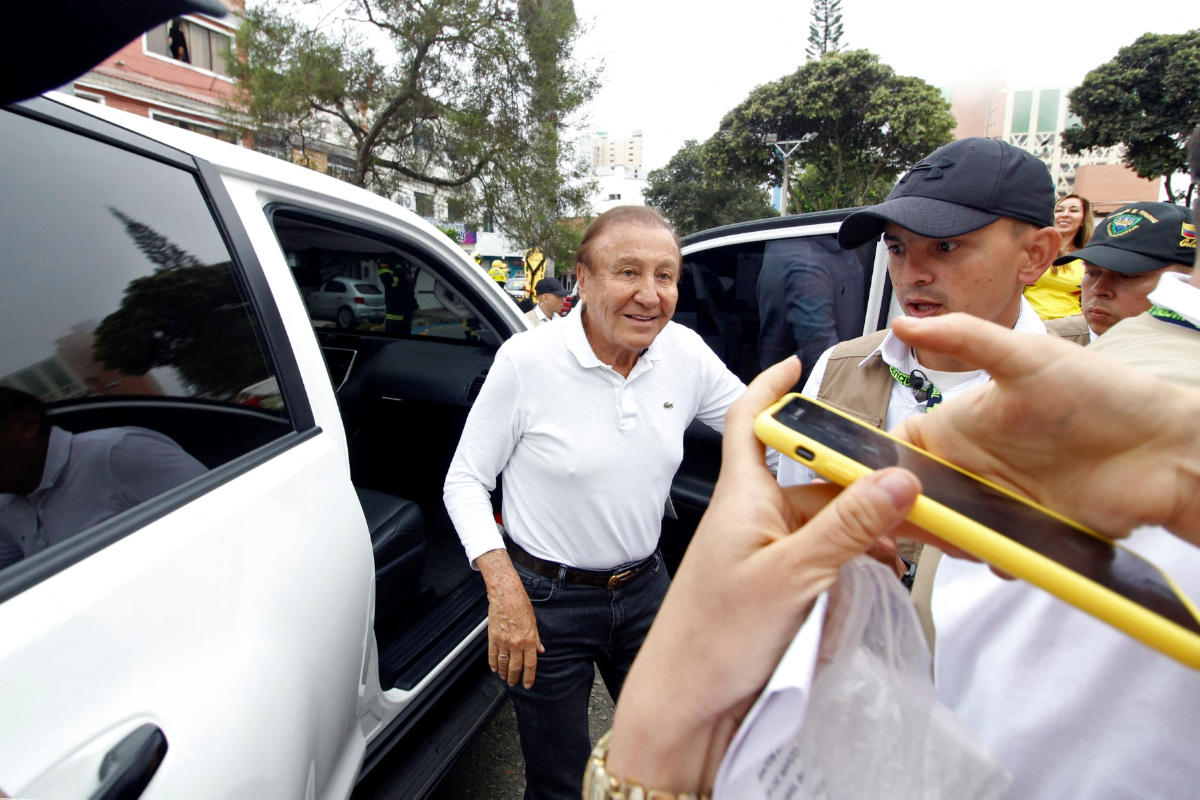 Rodolfo Hernández no está muerto: hospital dio parte médico y sigue en una UCI por su grave estado de salud. En redes sociales hubo rumor de fallecimiento.
