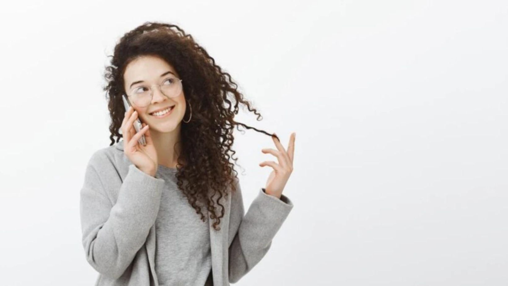 Si si toca el cabello mientras habla podría ser preocupante, según psicólogos