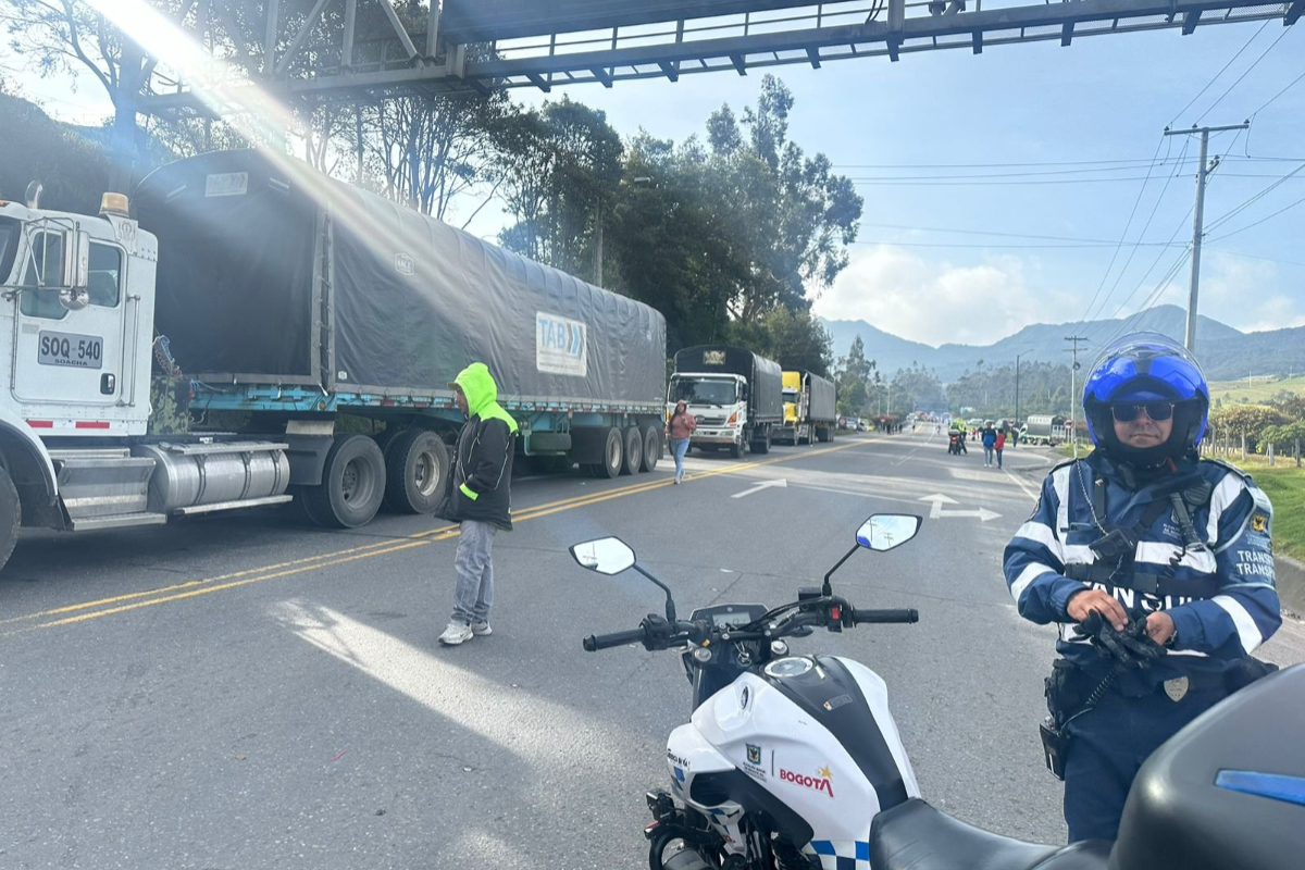 Camioneros advierten a ciudadanos por paro y les piden que hagan mercado puesto que aseguran que la situación "va para largo". 