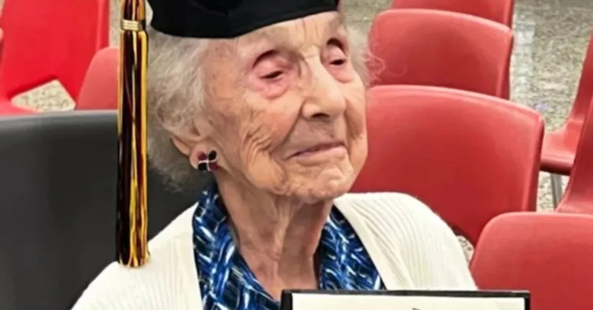 Una tierna abuela de casi 100 años se volvió viral al compartir que se graduó de bachillerato y casi llora de la emoción. Le contamos la historia.